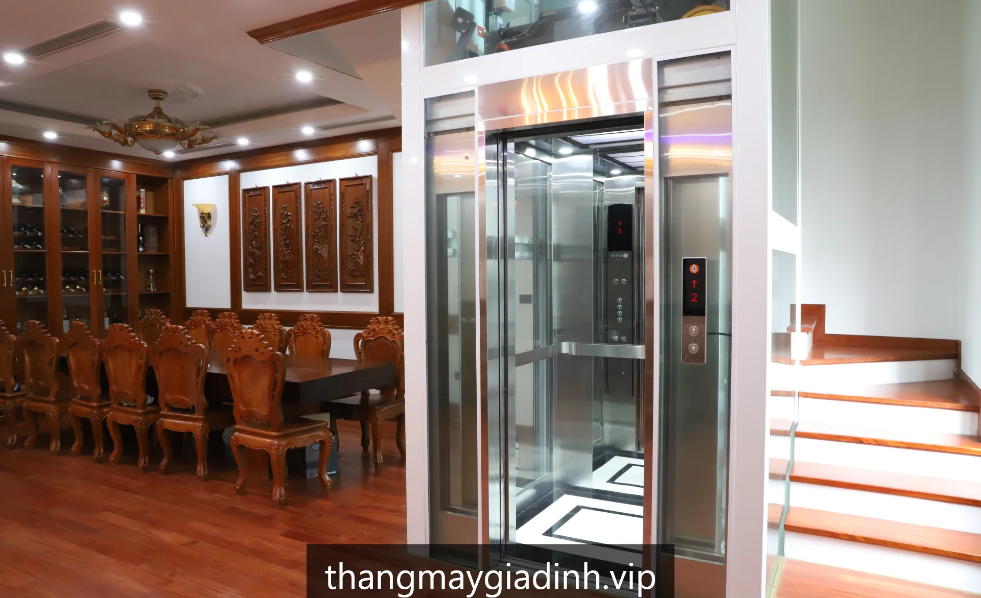 Nên chọn thang máy kính hay inox?