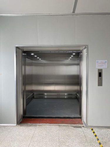 Thang nâng hàng CargoLift CG1000